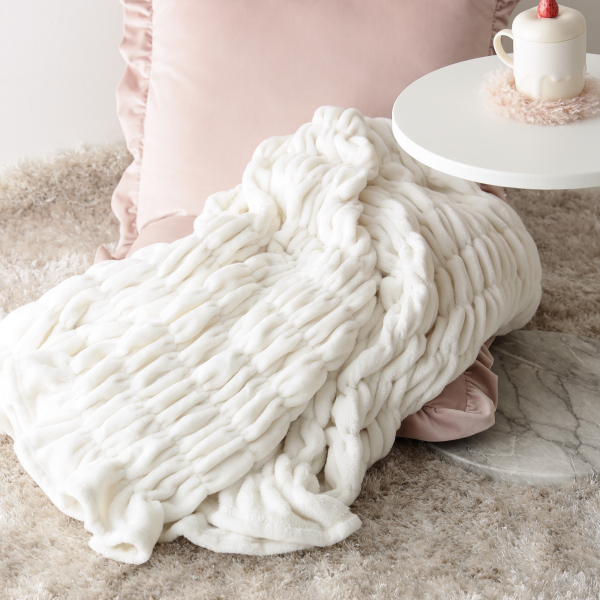 なめらかな肌触りのブランケットのご紹介です☺️🤍 | フランフラン